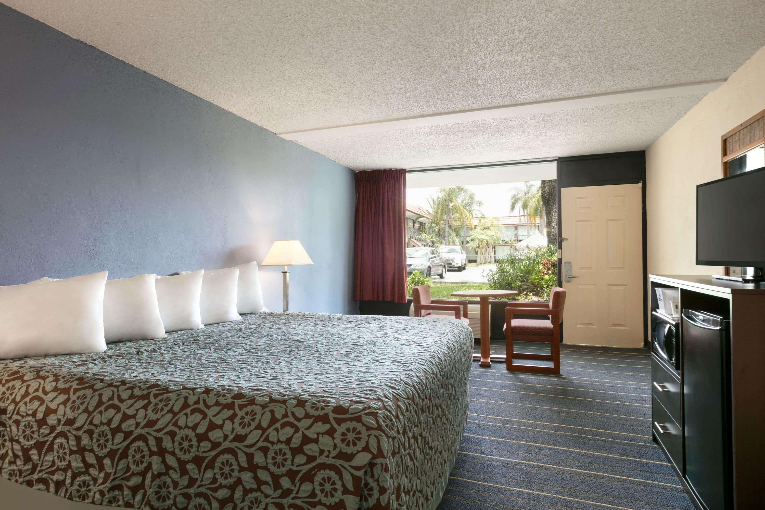 Days Inn By Wyndham Clearwater/Central Exterior photo