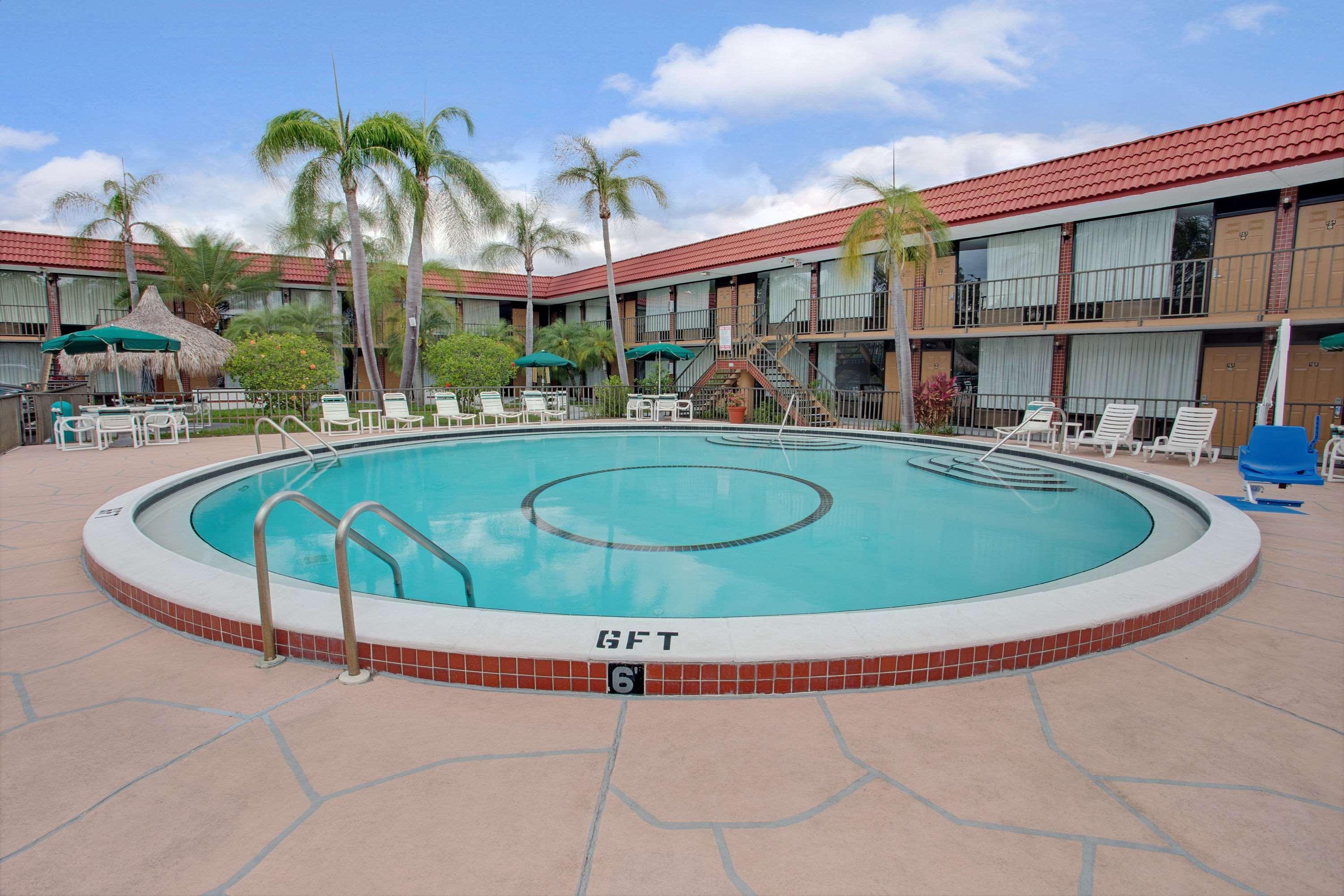 Days Inn By Wyndham Clearwater/Central Exterior photo